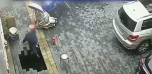 北京路面塌陷 83歲大媽散步跌落深坑