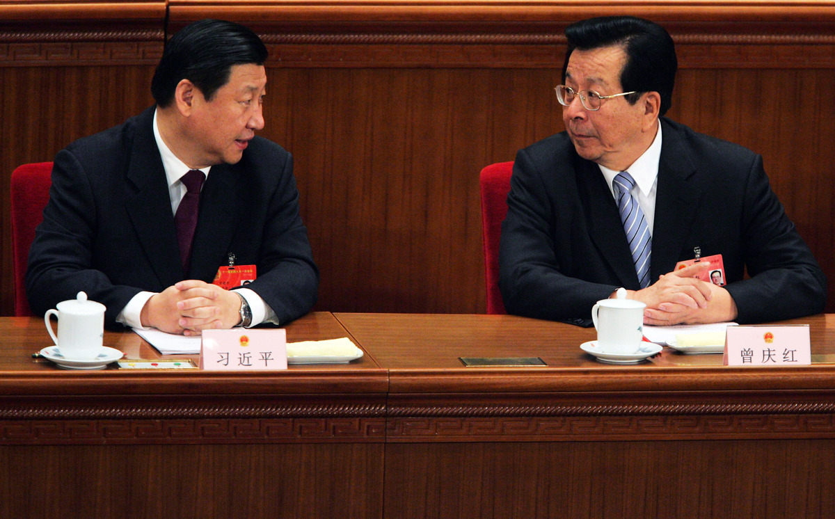 2008年3月10日，中共全國人大第三次會議前，時任中共中央政局常委習近平（左）與時任中共副主席曾慶紅（右）交談。（Feng Li/Getty Images）