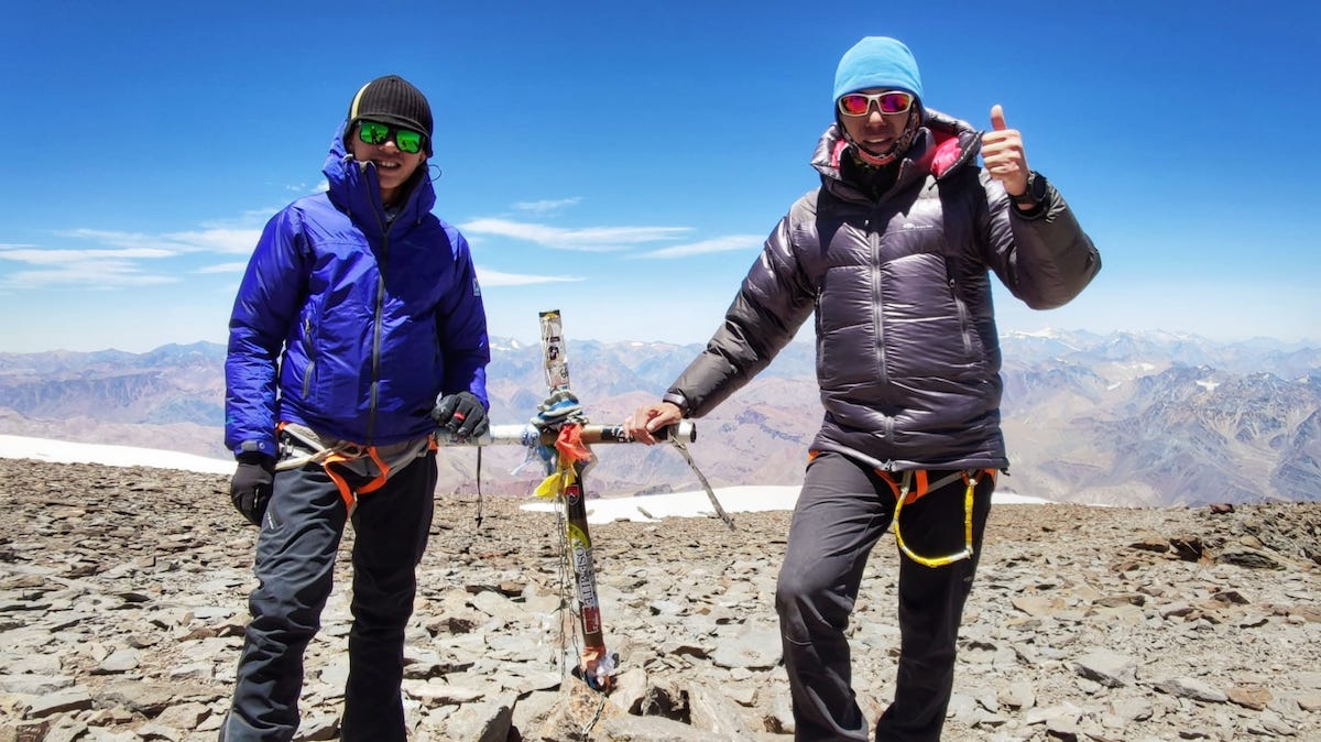 曾朗傑Bob（左）和父親曾志成在16歲時成功登上阿根廷Aconcagua之頂，高達6961米，創下至今最年輕的港人登上南美洲最高峰的記錄。（受訪者提供）