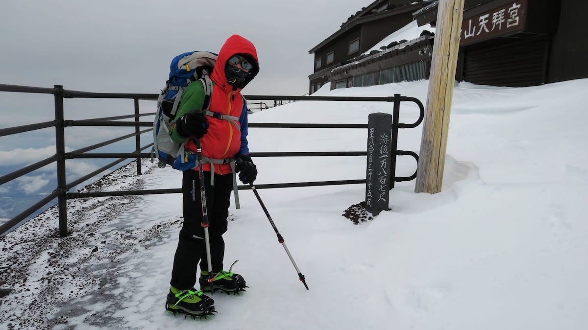 2016年冬季，Bob再次到訪富士山（Mount Fuji），12歲的他身型仍瘦小，當時的他只有36公斤，卻背負著一個20公斤的背囊。（受訪者提供）