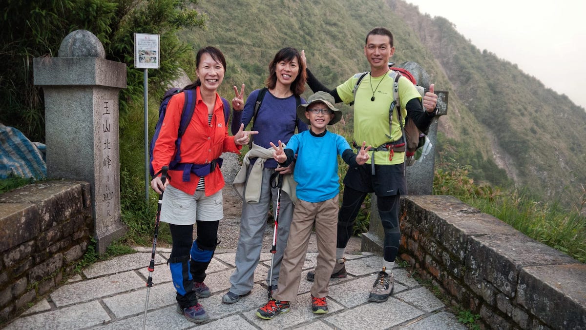 2013年，Bob（右二）和家人一同攀上了台灣玉山（3998米）。（受訪者提供）
