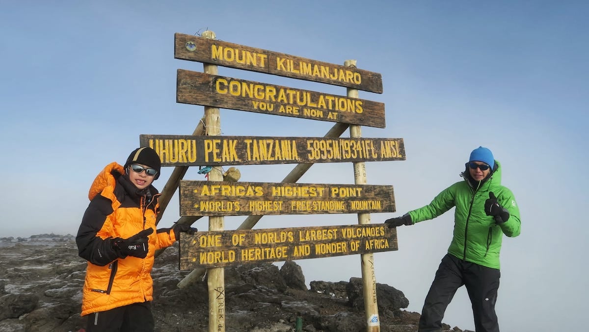 Bob（左）13歲時登上非洲最高峰位於坦桑尼亞的吉力馬扎羅山（Kilimanjaro，5895米）。（受訪者提供）