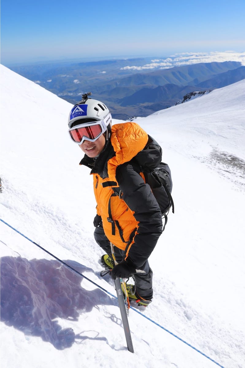 2018年，Bob挑戰俄羅斯高加索山脈的厄爾布魯士山（Elbrus，5642米）。（受訪者提供）