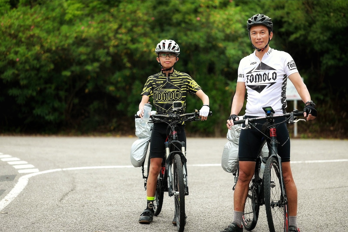 2017年，Bob（左）和爸爸在日本Shikoku單車騎行遊。（受訪者提供）
