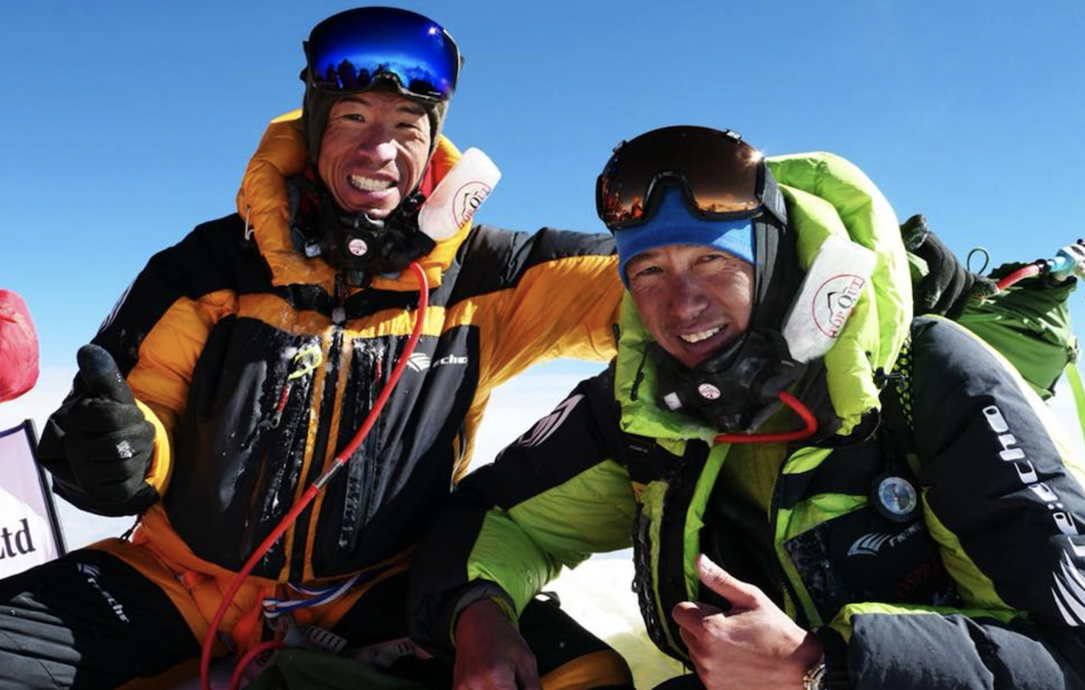 2018年曾志成（右）第三次珠穆朗瑪峰攻頂。（受訪者提供）