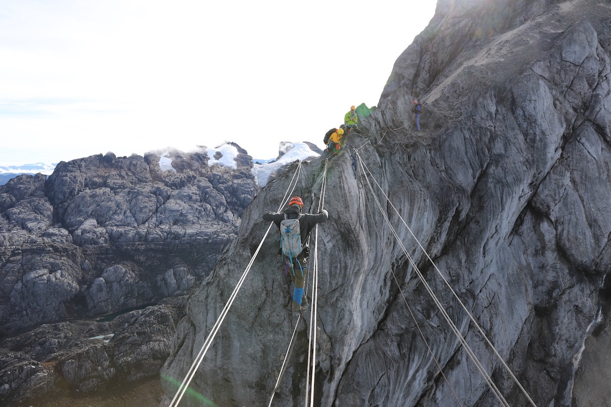 2017年帶隊攀登印尼查亞峰登頂必須經過索道。（受訪者提供）