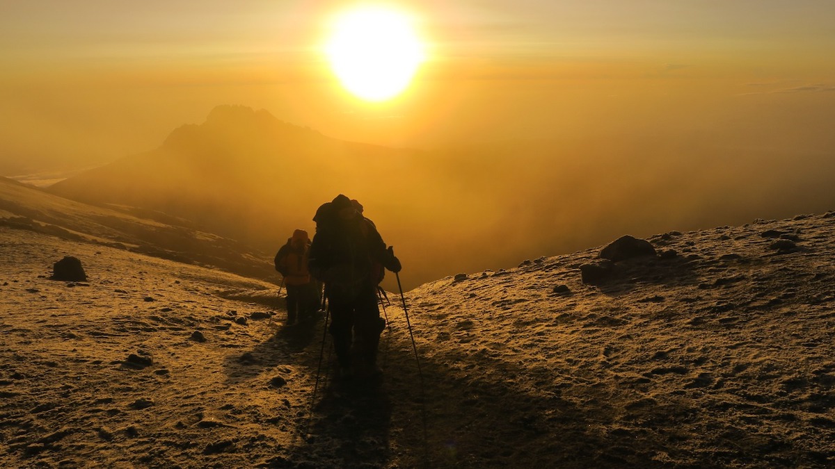 2016年攀登非洲最高峰接近山頂日出。（受訪者提供）