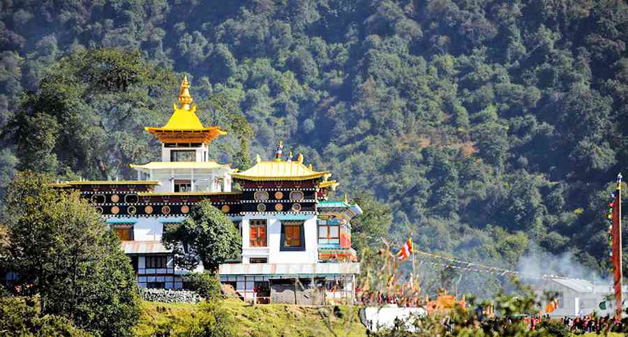 噶瑪巴轉世靈童 未滿三歲廣通佛理