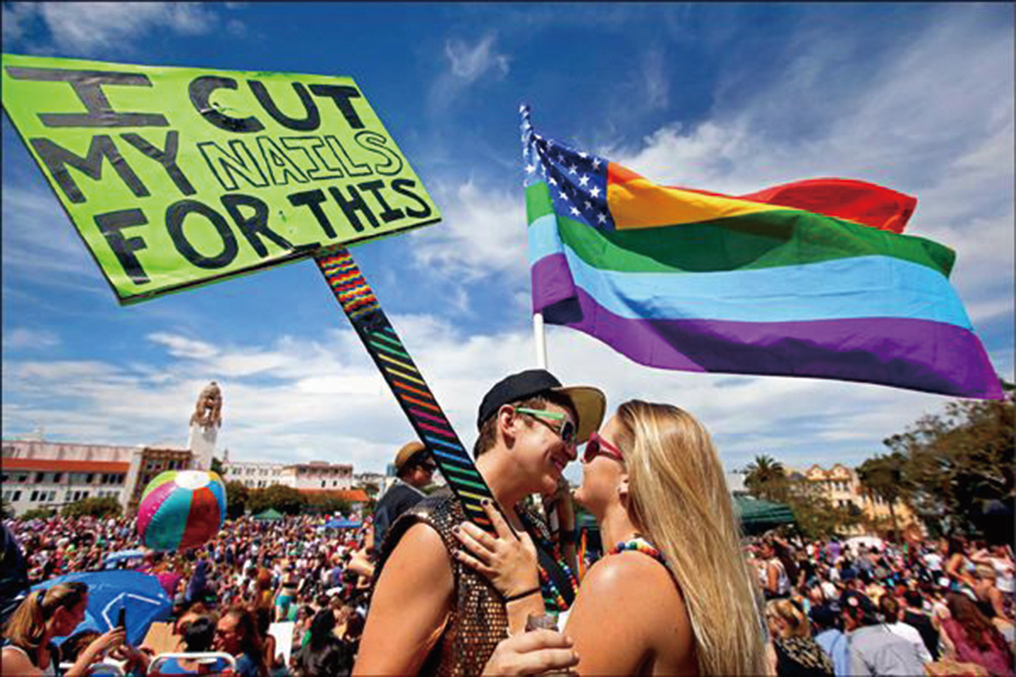 自由主義認為「同性婚姻」符合「進步」或「自由」的原則。圖為加州舊金山2015年同志遊行活動，一對同志愛侶開心地親吻對方。（AFP）