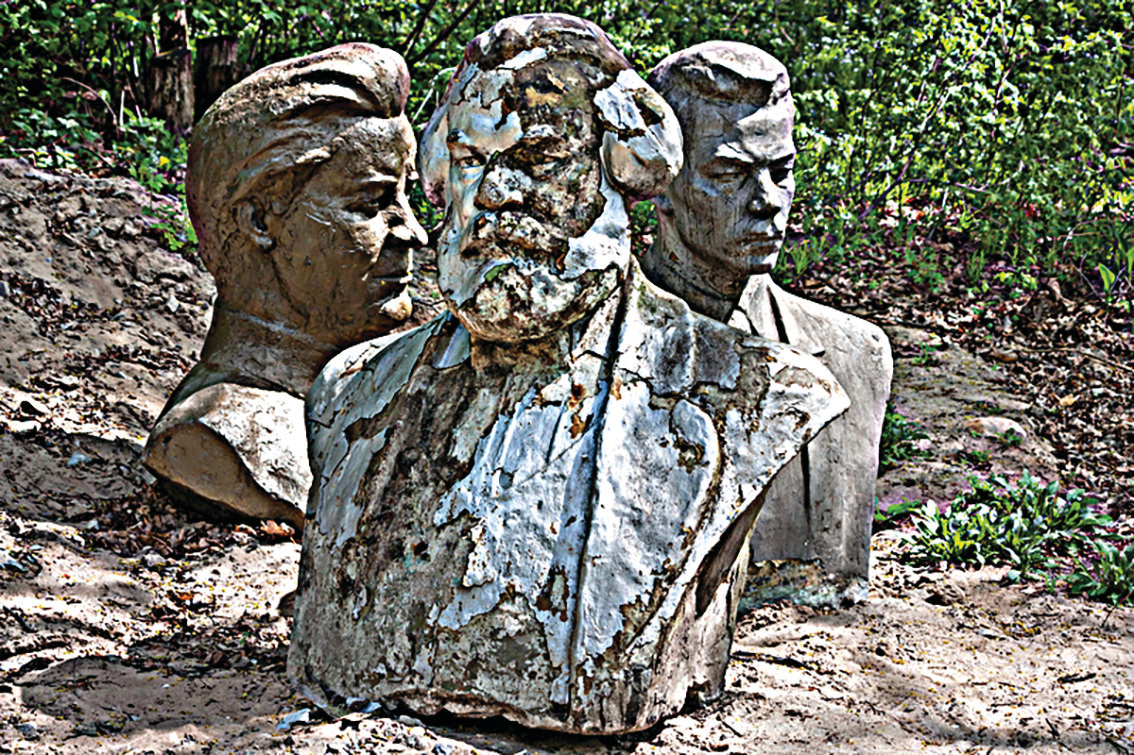 馬克思在人間的形象頗為怪異，共產主義的信徒將其捧上神壇，而共產主義的反對者或人類文明傳統的捍衛者，則將他視為地獄裏的魔鬼。圖為在烏克蘭的去共產化當中，馬克思和其他共產主義者的雕像，被扔棄在樹林中的垃圾場。（rustamank / Shutterstock）