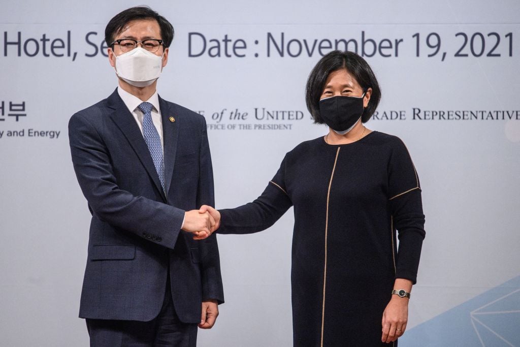 2021年11月19日，在韓國首爾舉行的美韓自由貿易協定第六次聯合委員會會議上，韓國產業通商資源部通商交涉本部長呂翰九和美國貿易代表戴琦握手。（ANTHONY WALLACE/AFP via Getty Images）