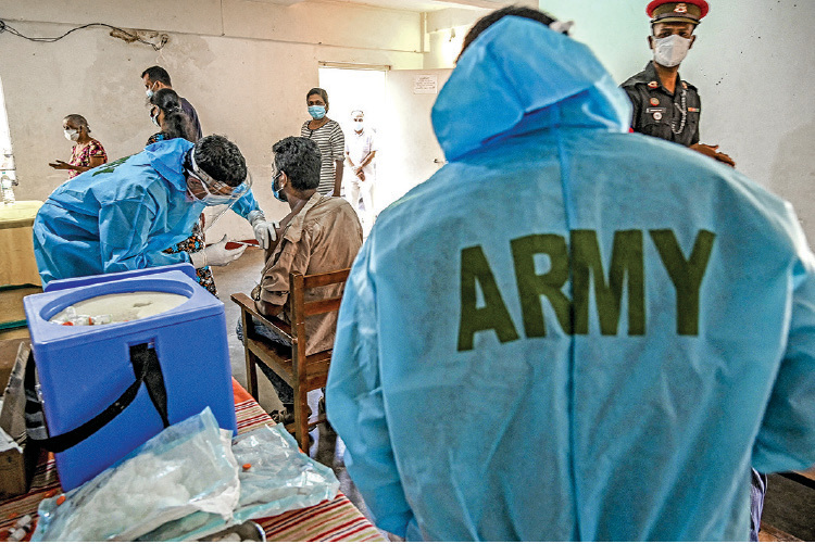 中共利用軍隊向外國軍方輸送中國疫苗，幫助其擴大海外利益。圖為2021年6月，斯里蘭卡軍隊的衛生人員在為當地民眾接種中國國藥Covid-19 冠狀病毒疫苗。（Getty Images）