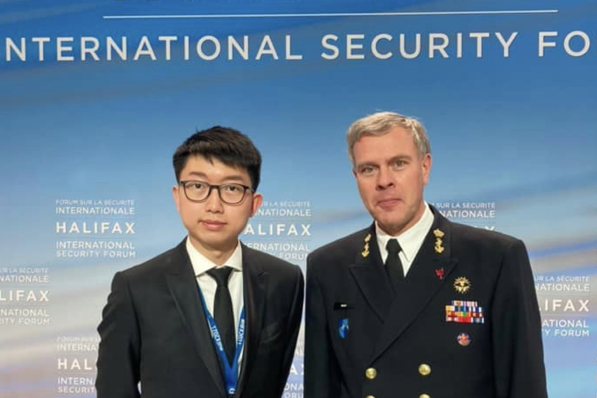 已在美國申請政治庇護的張崑陽（左），出席哈利法克斯國際安全論壇期間與北約軍事委員會主席鮑爾（右）會面討論中國議題。（張崑陽Facebook）