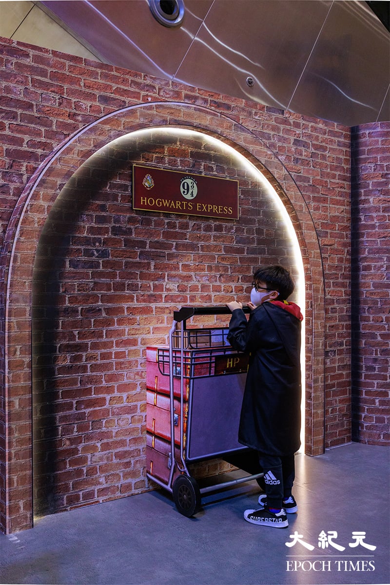 哈利波特迷不可錯過9¾月台，變身霍格華茲的學生，進入神秘車站。（陳仲明／大紀元）