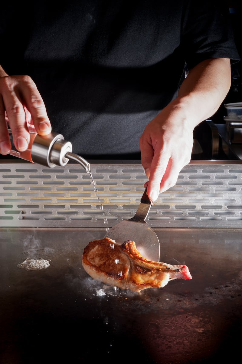 餐廳由逾15年鐵板燒經驗的師傅主理，將西式醬汁與日式鐵板燒技藝結合，頗具創意。（公關提供）