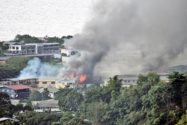 11月25日，所羅門群島的反政府抗議活動已經持續2天，首都霍尼亞拉街道上的建築起火。（Getty Images）