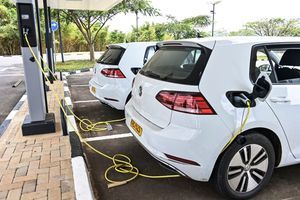 汽油價格飆升 更多消費者轉向電動汽車