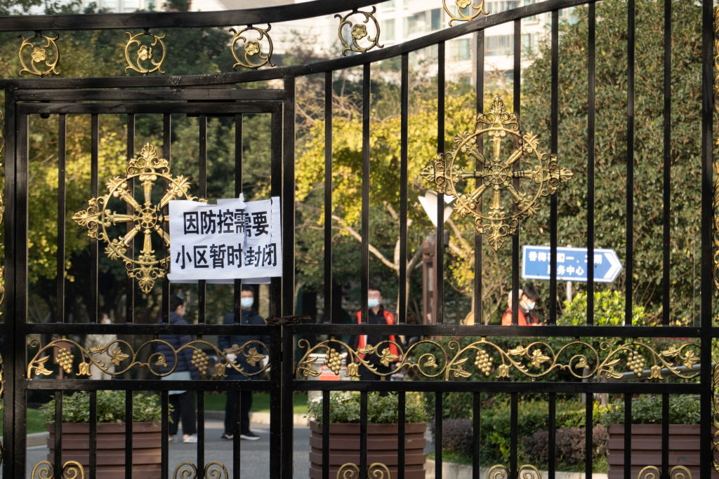 2021年11月26日，上海爆發中共病毒疫情。圖為一個被封閉的社區。（China Out/STR/ARP via Getty Images）