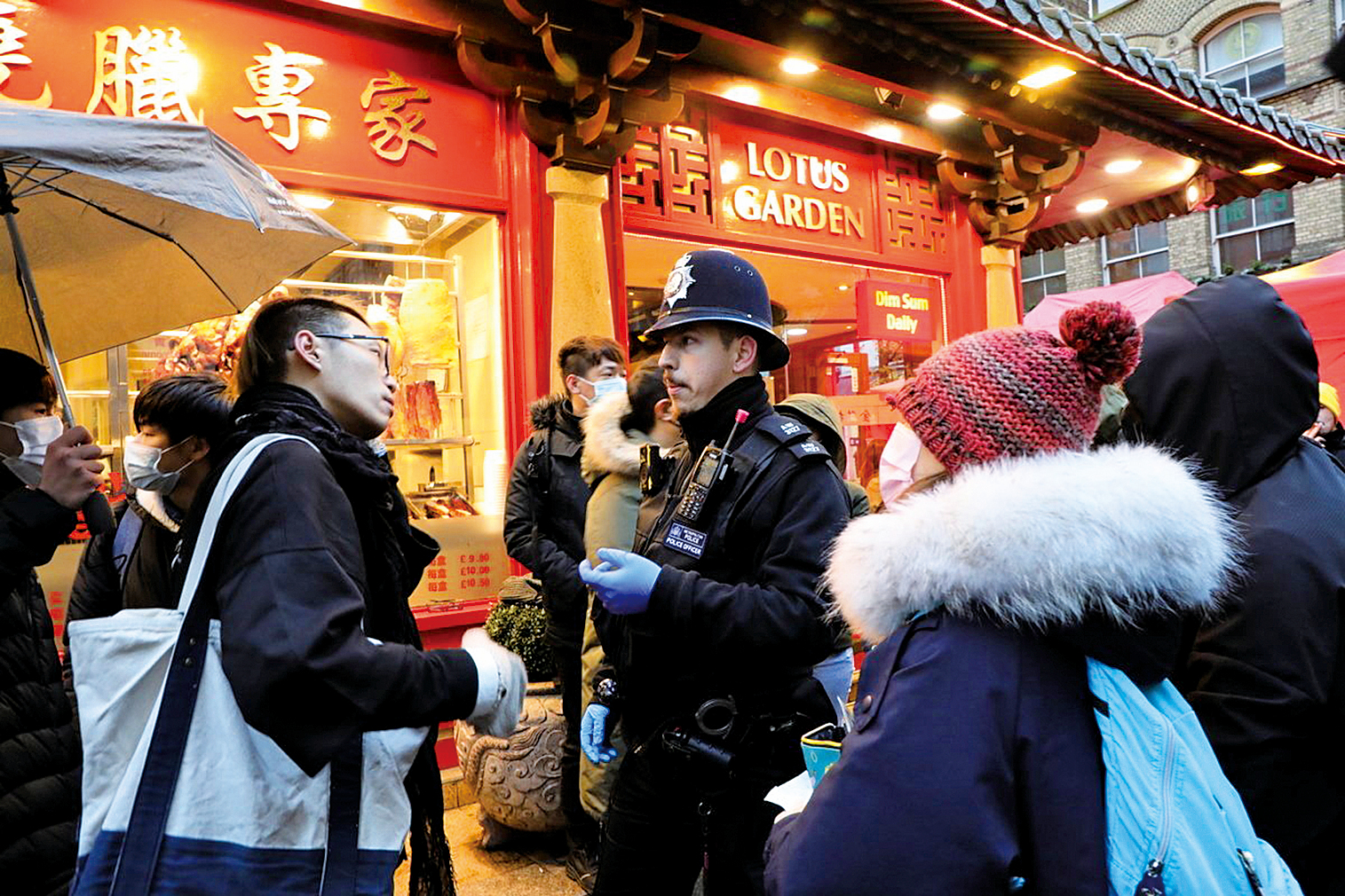 倫敦唐人街華人集會發生衝突，多名警員接報到場，向現場人士了解情況。（文苳晴）