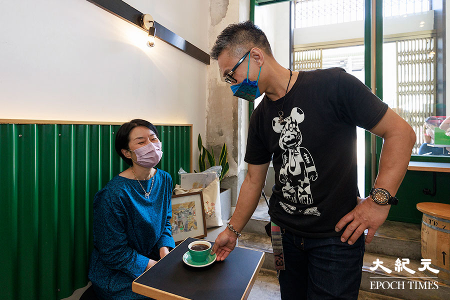 日籍插畫師Mango（左）走上創作事業之路，原來與一次在咖啡店的偶遇有關，自此亦與咖啡師Edwin成為了好朋友。（陳仲明／大紀元）