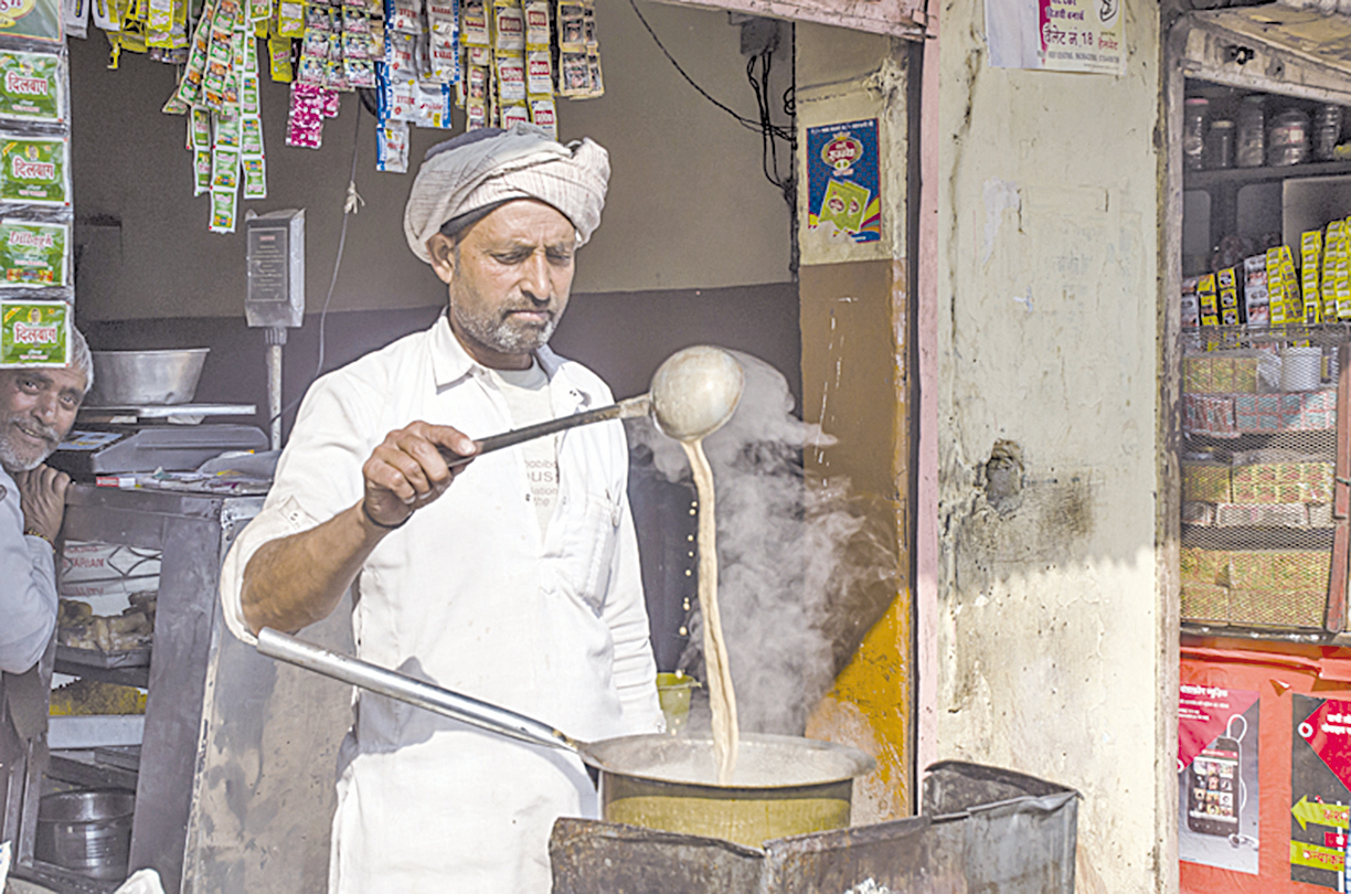 印度街道上經常可看到煮奶茶的店家。(圖／Shutterstock)