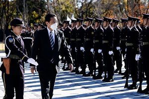 日本首相檢閱自衛隊 要強化防衛力量