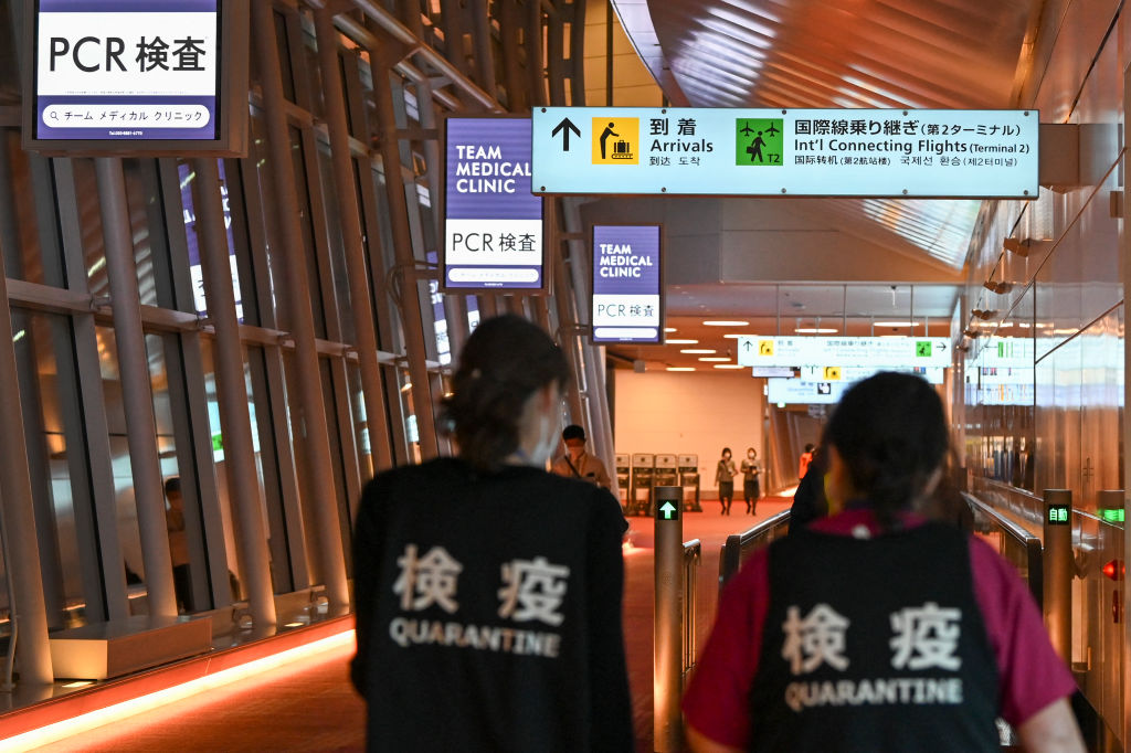 為防範Omicron新型變種病毒攻入日本，日本政府暫停了所有國際航班進入日本。圖為2021年12月1日的東京羽田機場。（KAZUHIRO NOGI/AFP via Getty Images）