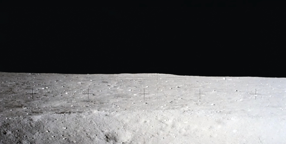 美國阿波羅號太空飛船當年登上月球後，太空人傳送回來的照片一片漆黑。（未解之謎影片截圖）