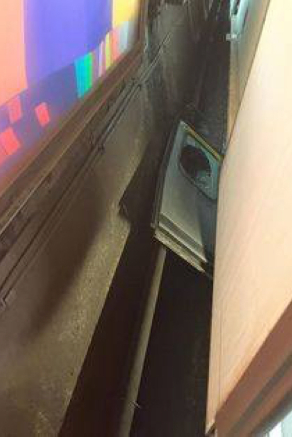 網傳圖片顯示，甩脫的車門掉落在路軌上，車門玻璃破裂。（香港突發事故報料區Facebook群組）