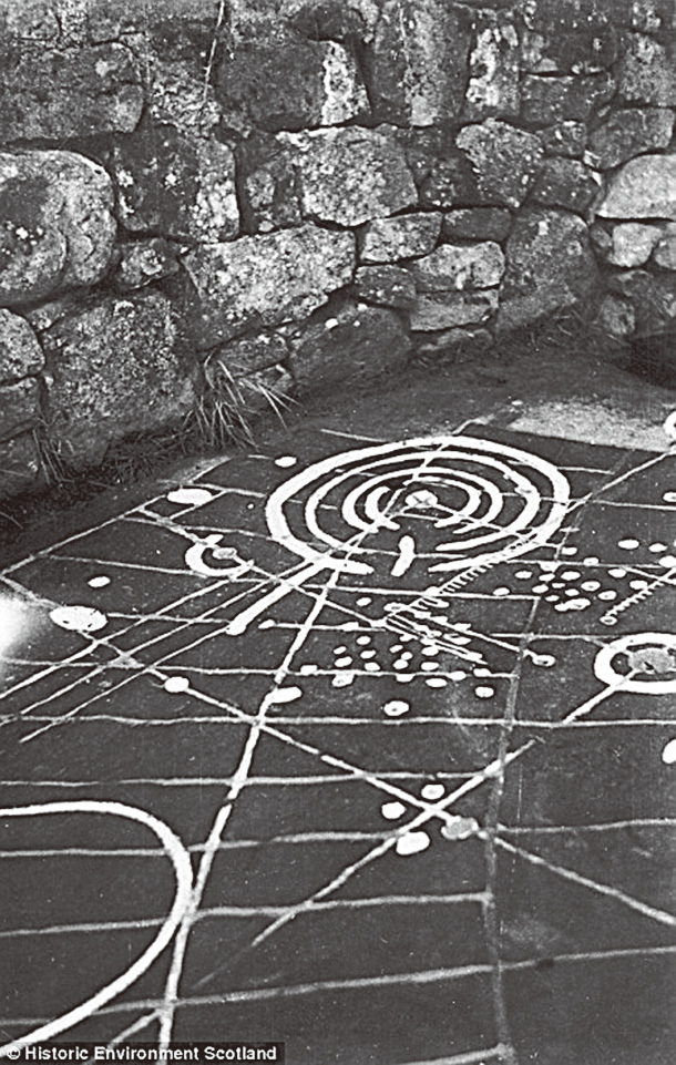 卡其諾石上刻有不同杯環形狀的圖案（ cup and ring markings）。（網絡圖片）