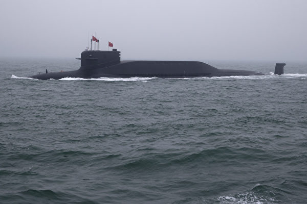 圖為中共094型核潛艇，凸出的龜背很容易被發現。（Mark Schiefelbein/AFP via Getty Images）