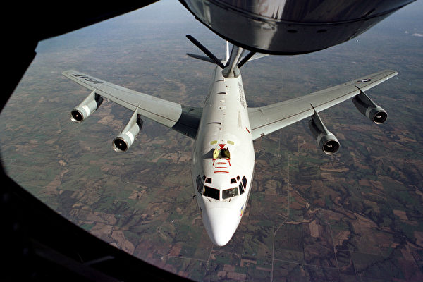 圖為一架WC-135正在接近加油機的資料照。（U.S. Air Force）