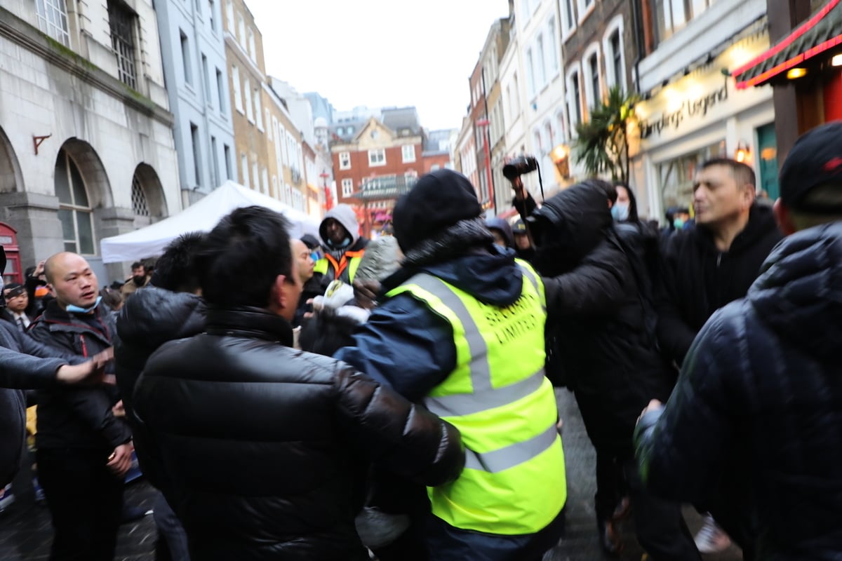 11月27日，英國多個團體在倫敦唐人街舉辦「反歧視」集會，期間有港人被施襲，警方拘捕一人。（文苳晴／大紀元）