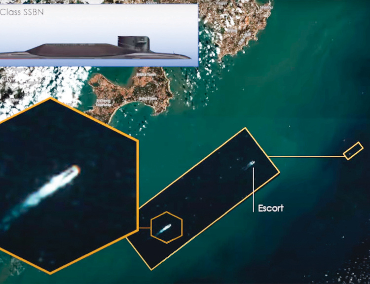歐洲太空總署「哨兵2號」拍攝到的衛星照片顯示，一艘中共核潛艇於11月29日以浮出水面的方式通過了台灣海峽。左邊的放大圖片顯示的是上浮航行的疑似中共094型核潛艇。（視像截圖）