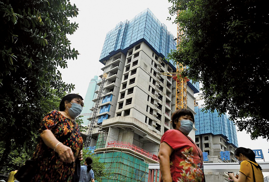 2021年9月16日，深圳市民經過恒大住宅區。（NOEL CELIS/AFP via Getty Images）