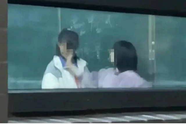 2021年12月4日，寧夏銀川市第二中學北塔分校教師張霞連續掌摑女學生的視頻被曝光，據悉目前張霞已被停職。（網絡截圖）