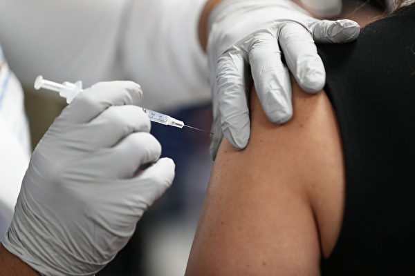 衞生署衞生防護中心今日（6日）公布，截至12月6日0時0分，中心正調查5宗新增確診個案，均為輸入個案，所有個案均已接種兩劑疫苗。圖為注射疫苗示意圖。(Joe Raedle/Getty Images)
