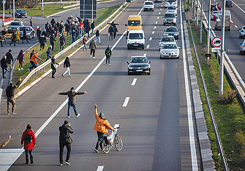12月4日，塞爾維亞的示威者封鎖了一條公路，抗議外企在該國開採鋰礦的計劃。（Getty Images）