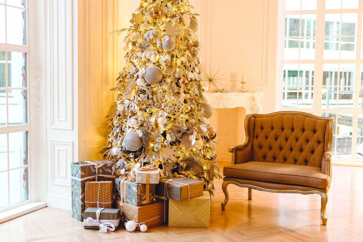 吊掛金黃、銀色的聖誕飾品，更加增添豪華氣氛。(圖 / Shutterstock、Fotolia)