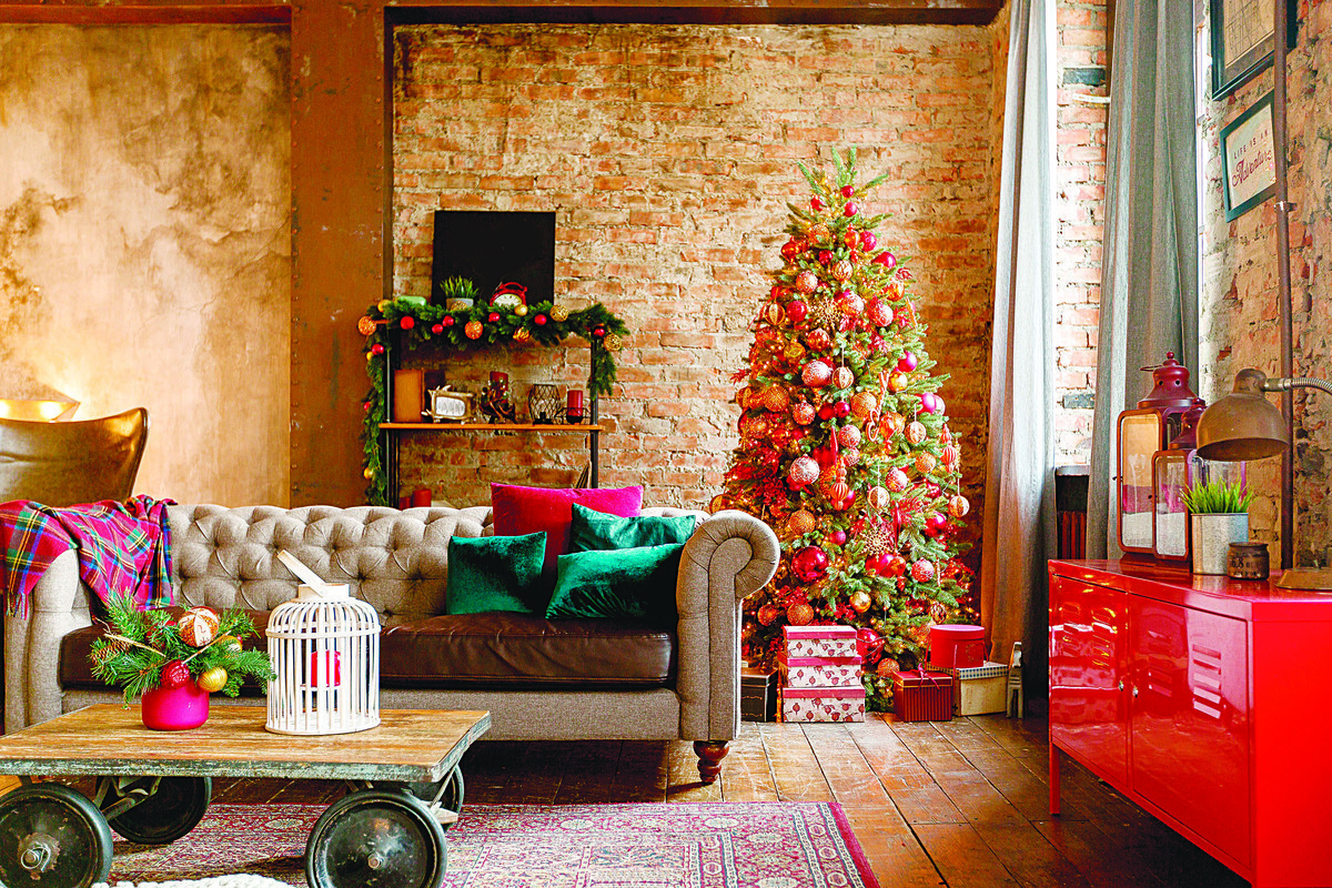 大量吊掛同一系列的聖誕飾品能突顯聖誕樹主題。(圖 / Shutterstock、Fotolia)