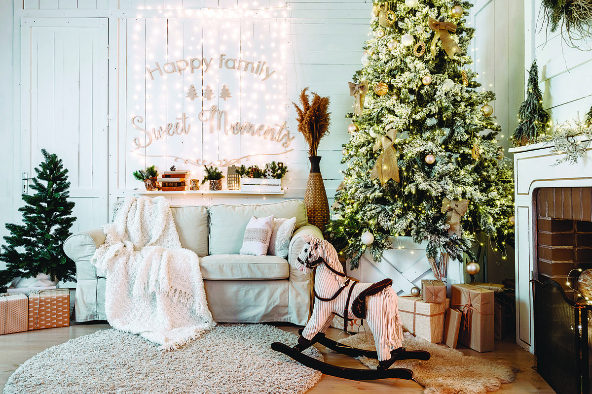 白色木箱搭配聖誕樹，讓空間設計感更加分。(圖 / Shutterstock、Fotolia)