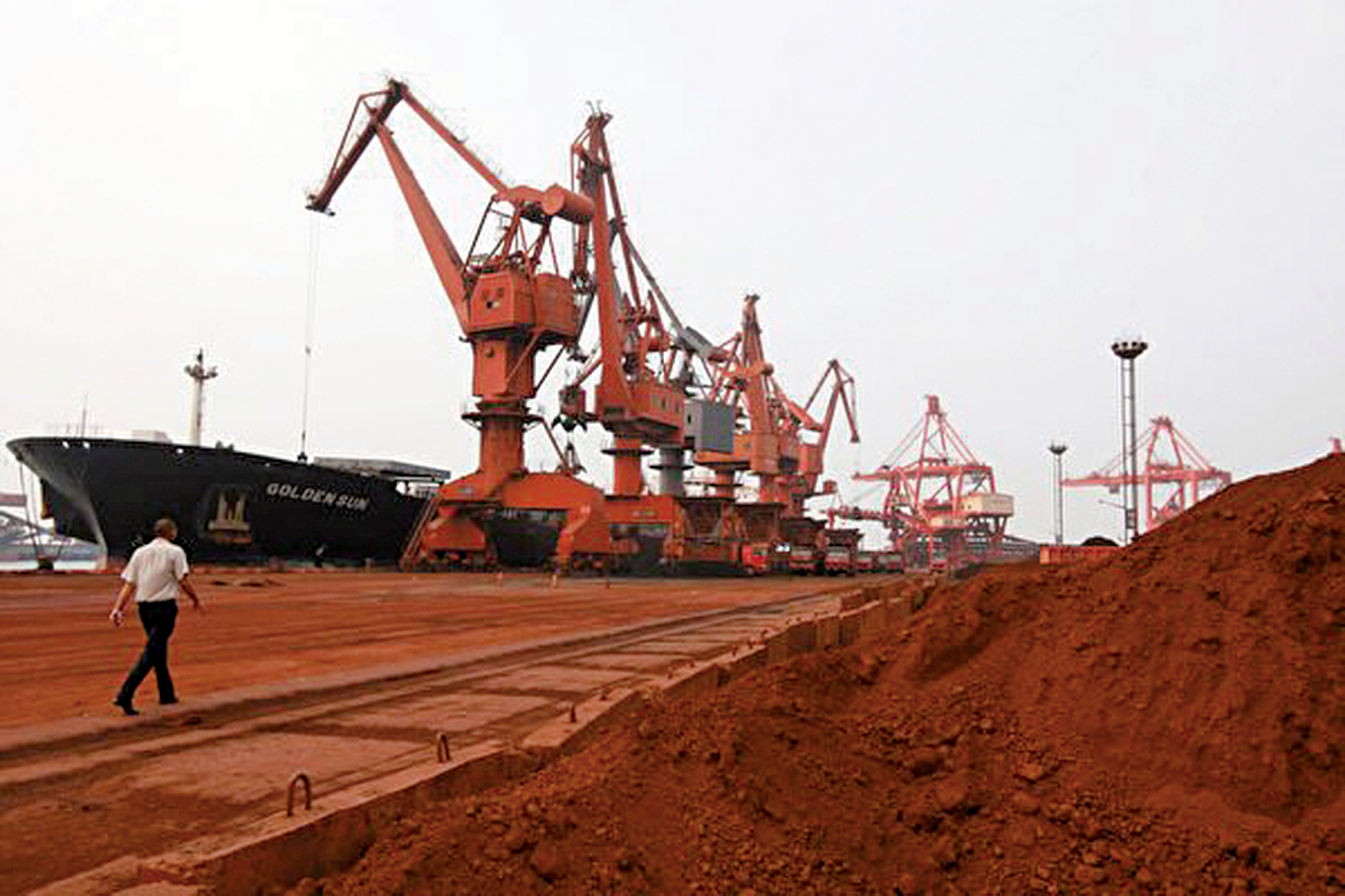 中國連雲港的一個港口，等待出口的、含有各種稀土元素的土壤。（STR/AFP via Getty Images）