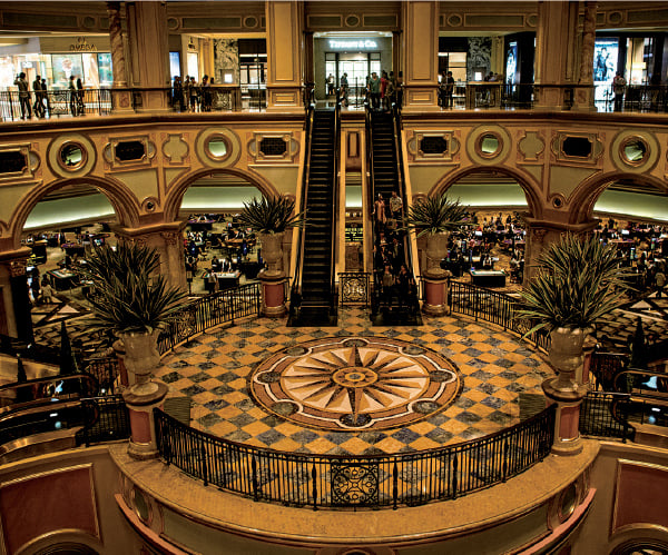 澳門威尼斯人（The Venetian Macao）賭場大廳。該賭場被視為全球最大的賭場。（Chris McGrath/Getty Images）