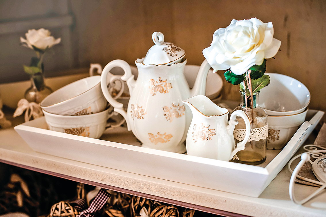 飲茶的瓷器之所以風靡英國，是受到葡萄牙的影響。