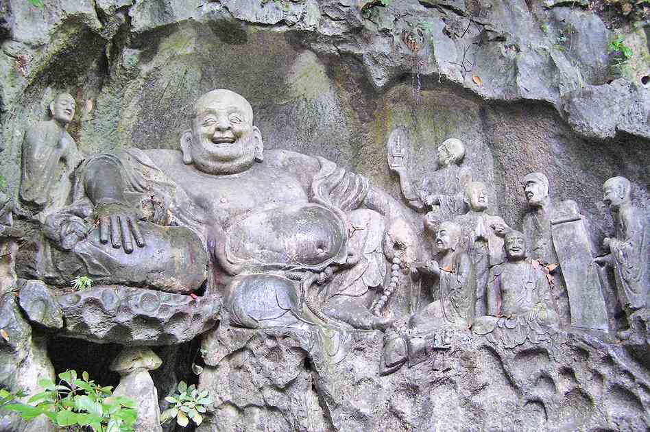 Maitreya_and_disciples_carving
