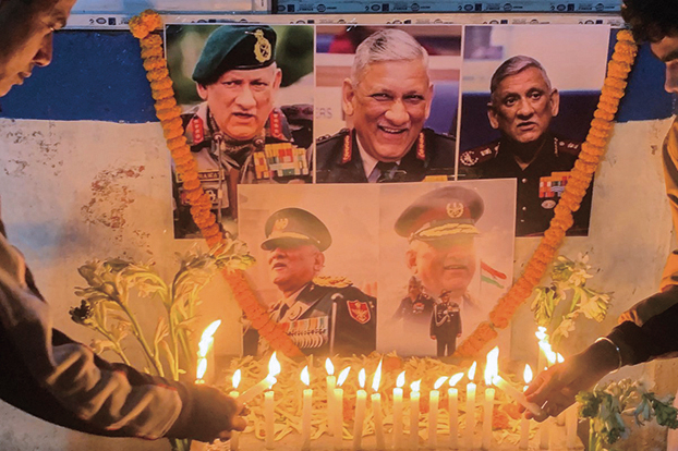 12月8日，在發生空難後，人們在印度國防參謀長Bipin Rawat將軍遺像前點燃蠟燭致意。（Getty Images）