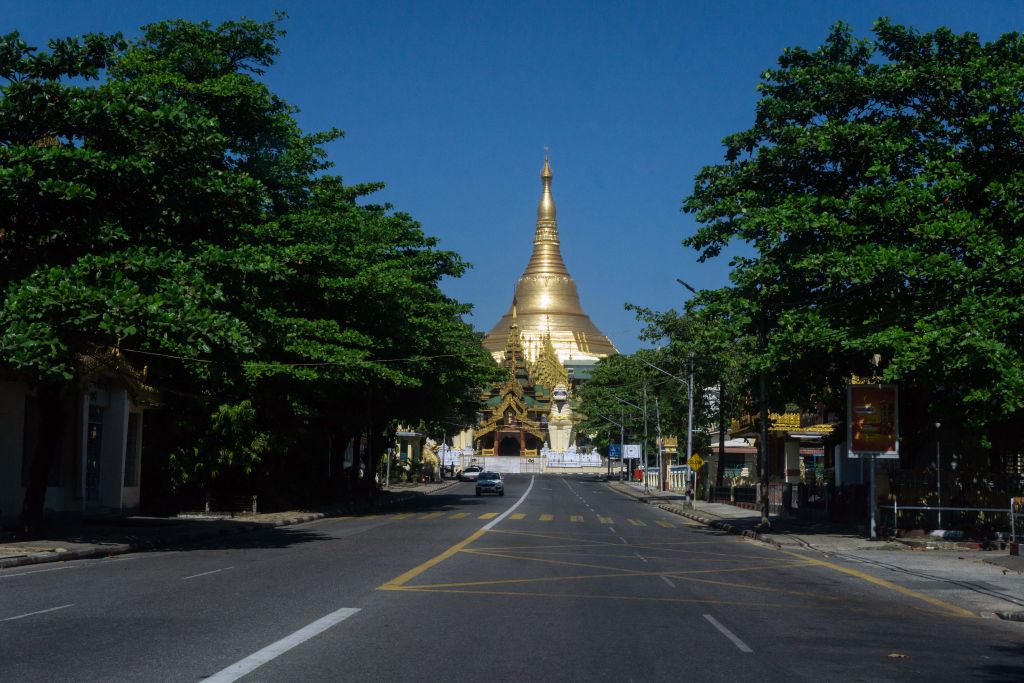 2021年12月10日，緬甸爆發全國性的靜默抗議活動，示威者呼籲用「無聲罷工」抗議軍事政變。圖為仰光大金塔附近的一條空蕩蕩的街道。（STR/AFP via Getty Images）