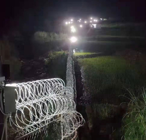 防止有人偷渡出境，修建邊境隔離牆。圖：鐵絲網圍牆每數十米就有一盞大燈照射，並配有高清探頭。（微博圖片）