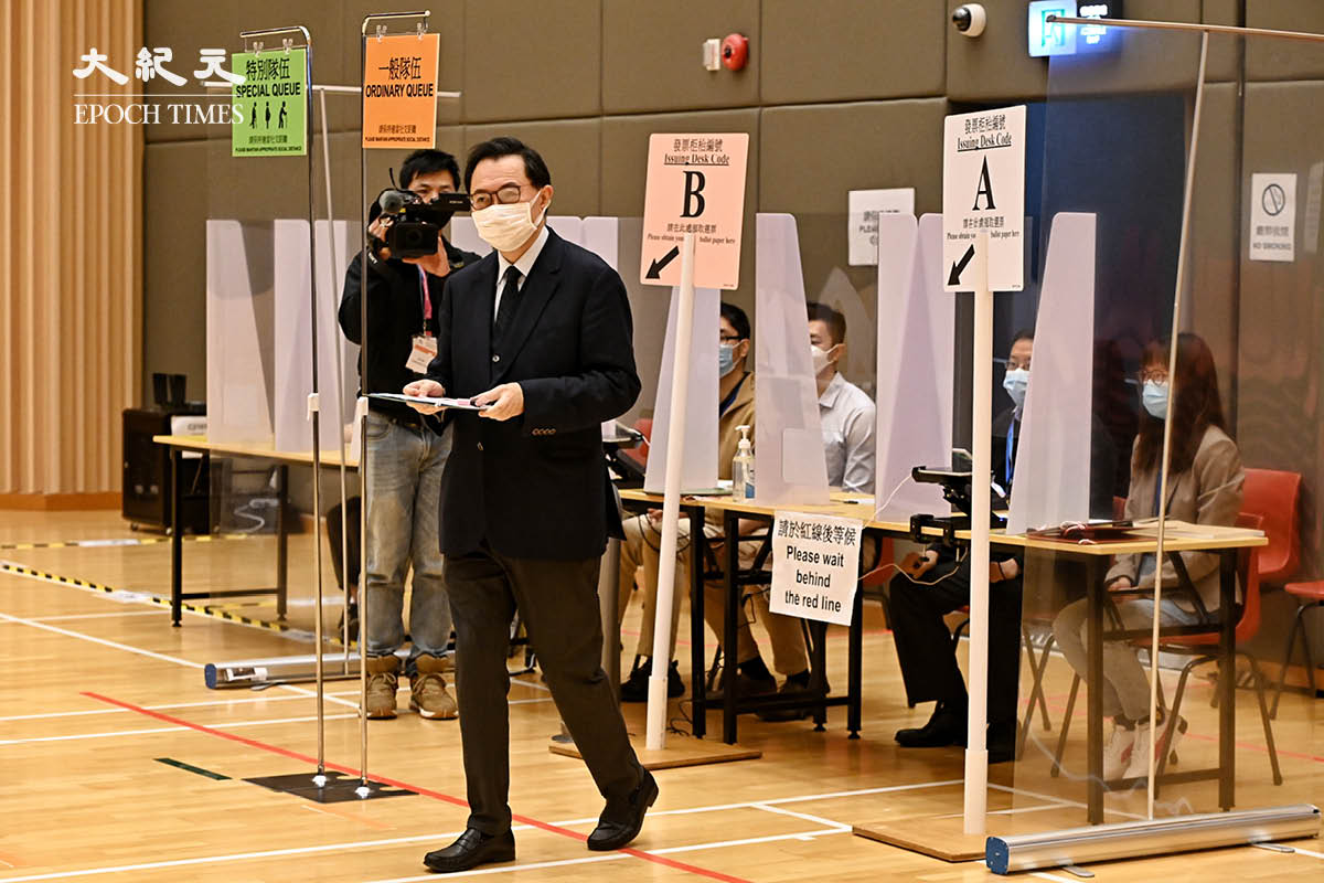 選管會主席馮驊今日巡視北角社區會堂的模擬投票站。（宋碧龍／大紀元）