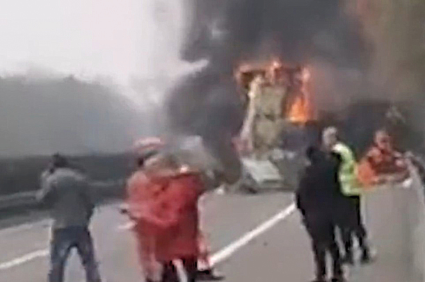 日前，在安徽境內一輛快遞貨車被後方一輛貨車追尾後發生大火。（影片截圖）